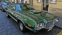 Зеленый ретро авто Ford Gran Torino